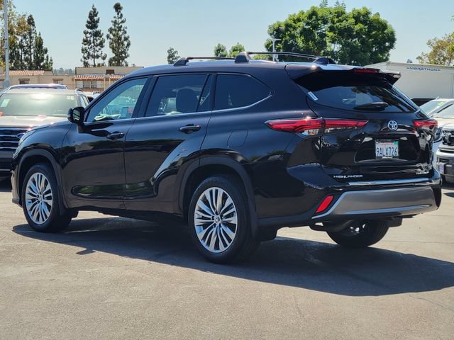 Used 2022 Toyota Highlander Platinum FWD image 2