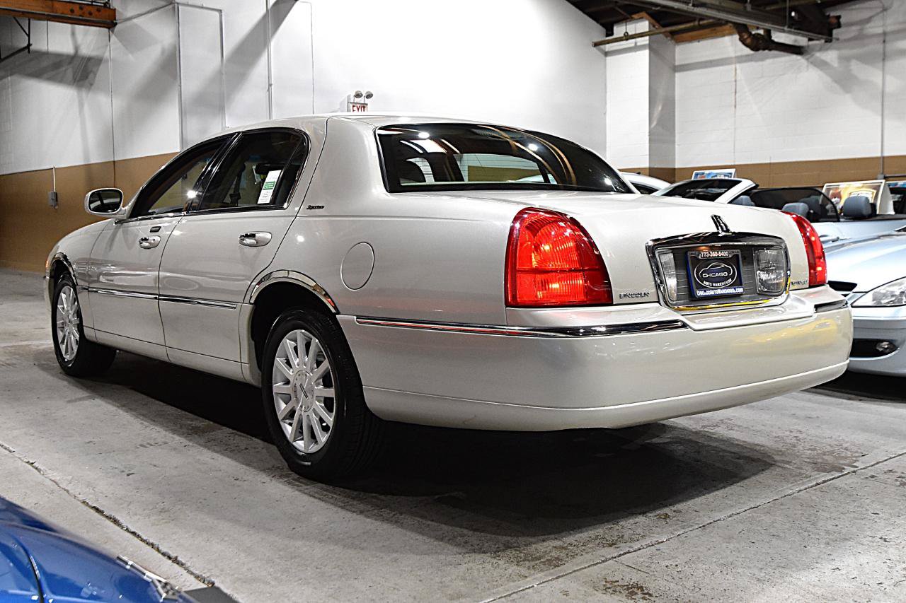 Used 2006 Lincoln Town Car Signature RWD image 9
