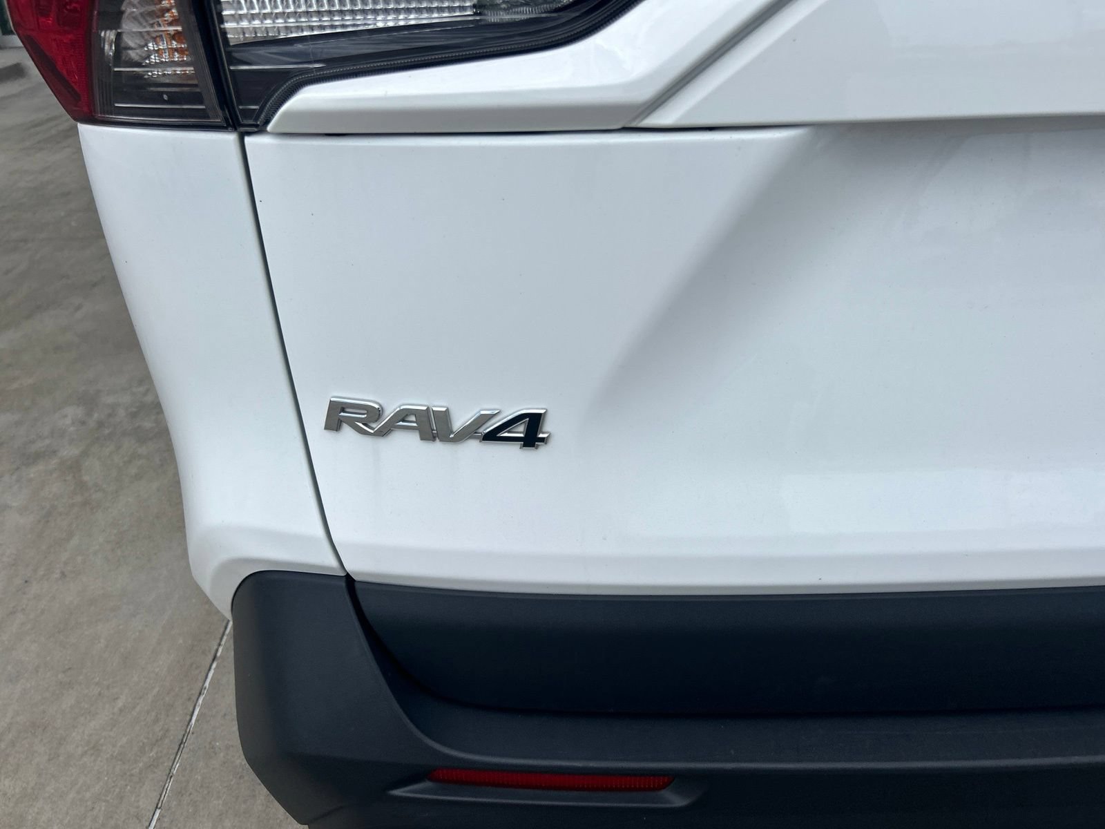 Used 2025 Toyota RAV4 XLE FWD image 11