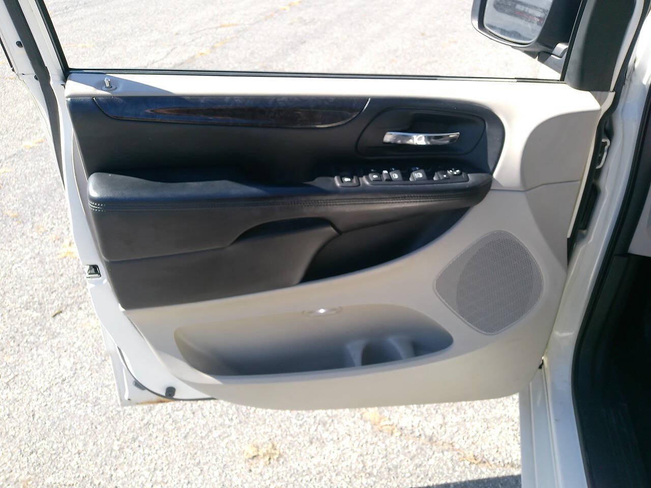 Used 2012 Dodge Grand Caravan SXT w/ Entertainment Group 1 FWD image 19