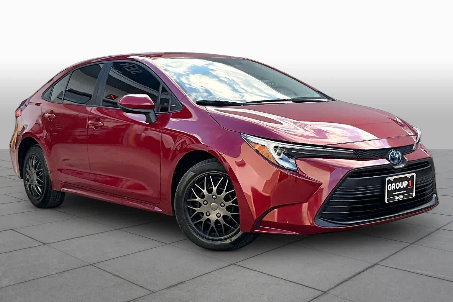 Used 2025 Toyota Corolla LE FWD image 3