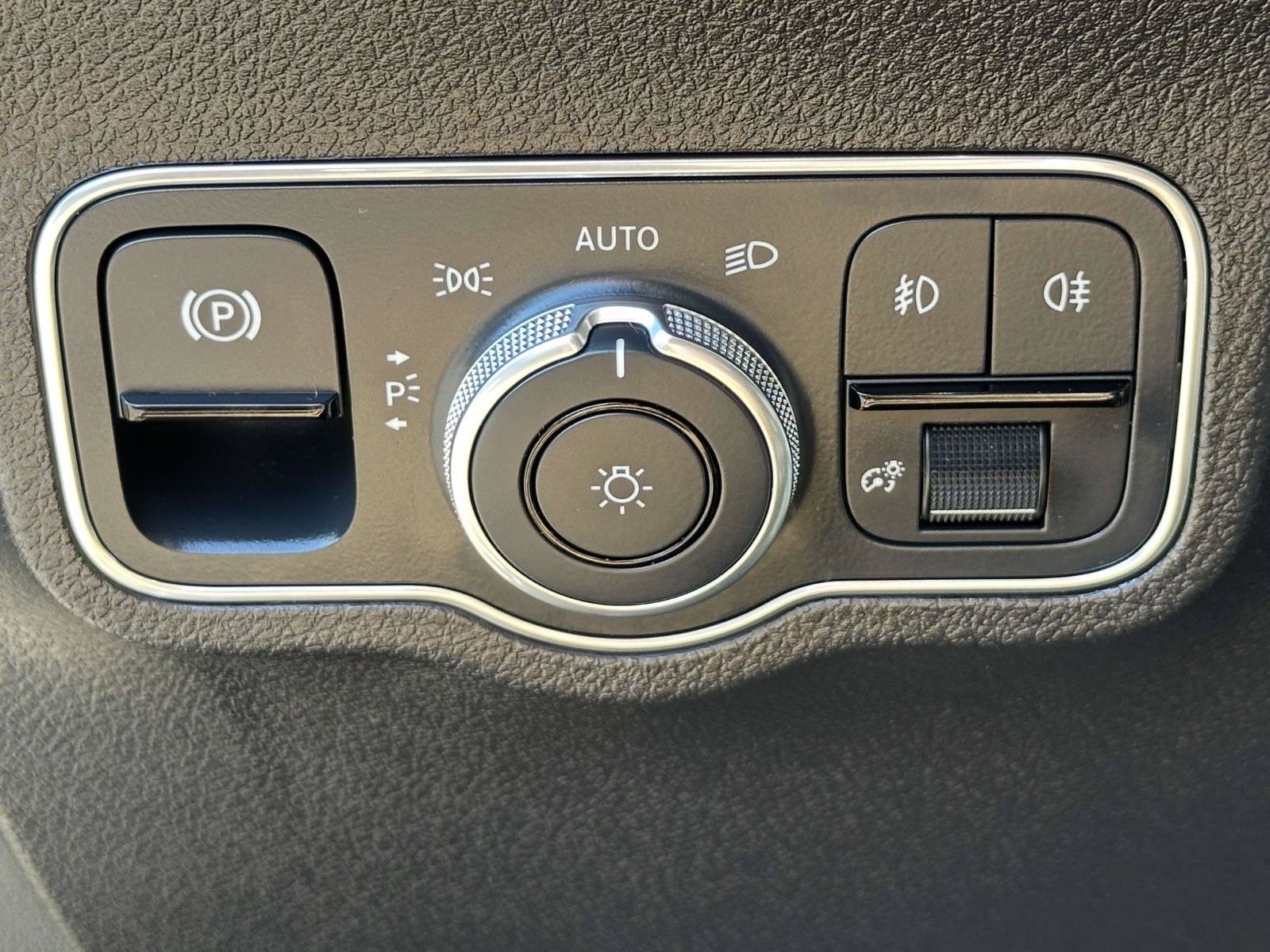 Used 2023 Mercedes-Benz GLB 250 4MATIC w/ Premium Package image 16