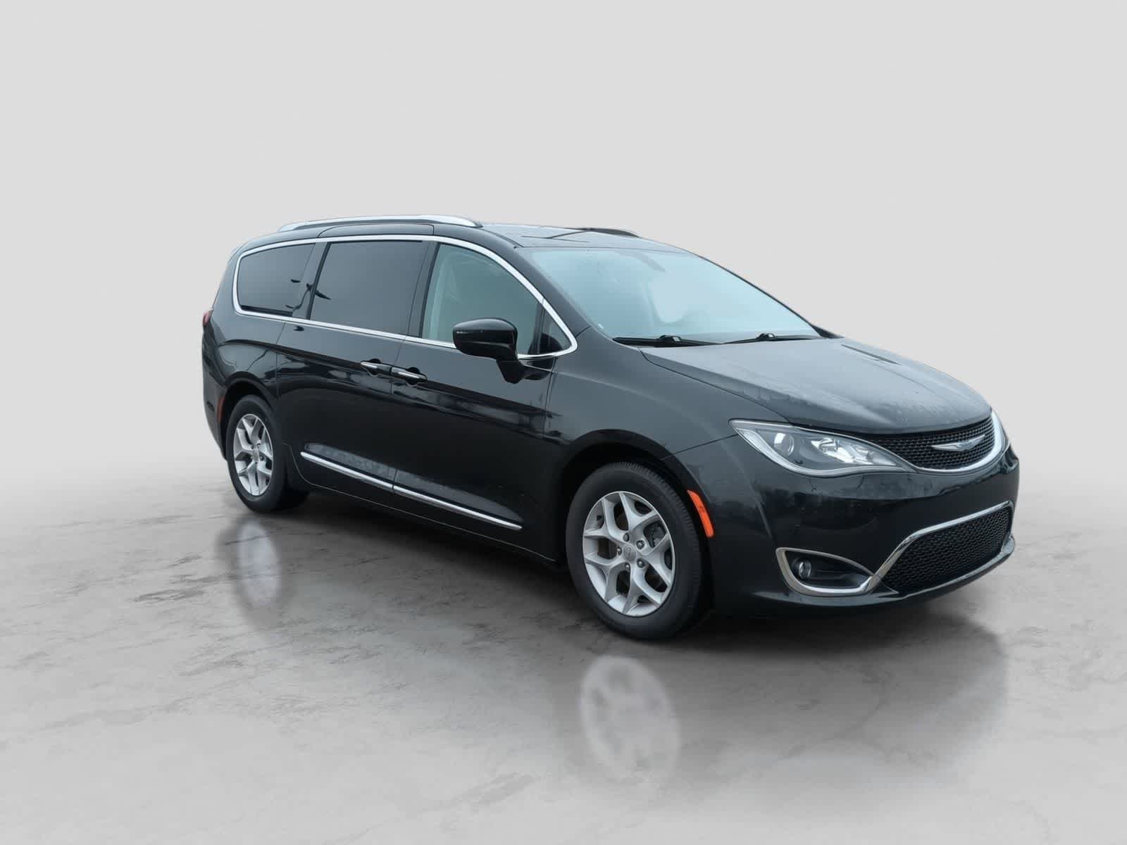Used 2018 Chrysler Pacifica Touring-L Plus w/ Tire & Wheel Group FWD image 2