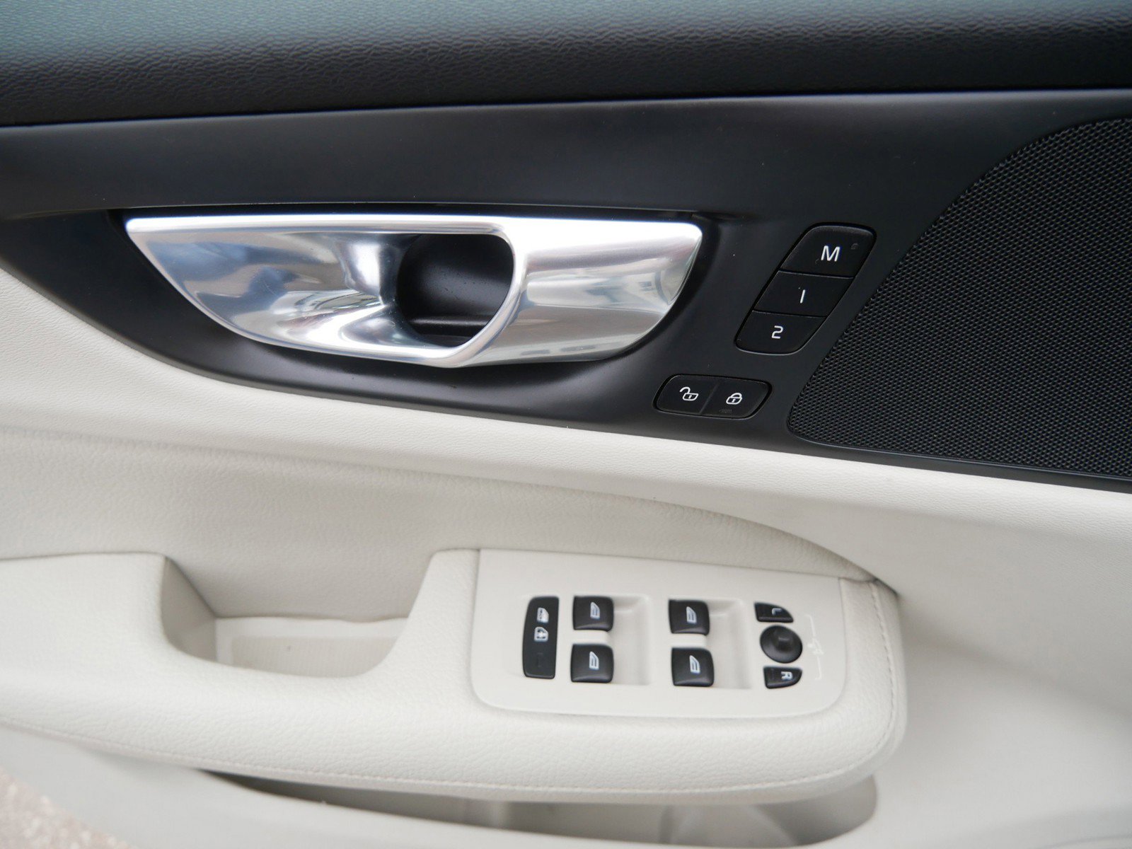 Used 2019 Volvo S60 T6 Momentum w/ Premium Package image 17