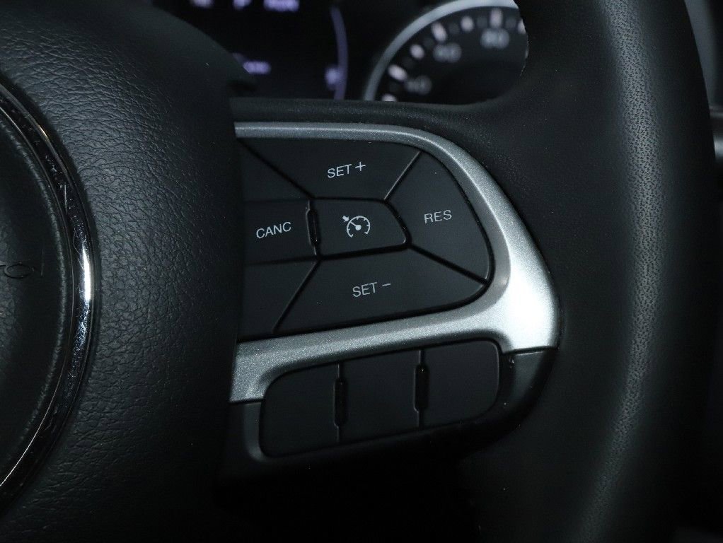 Used 2018 Jeep Renegade Latitude FWD image 23