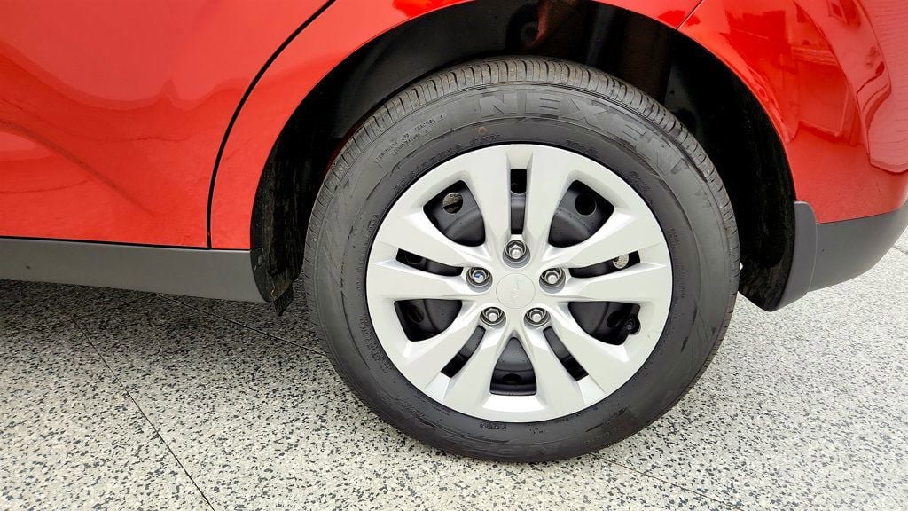 Used 2025 Kia Soul LX FWD image 9