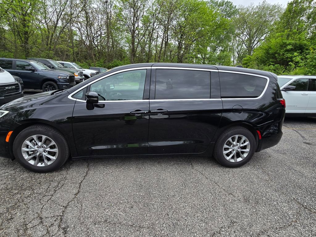 Used 2026 Chrysler Pacifica Limited FWD image 3
