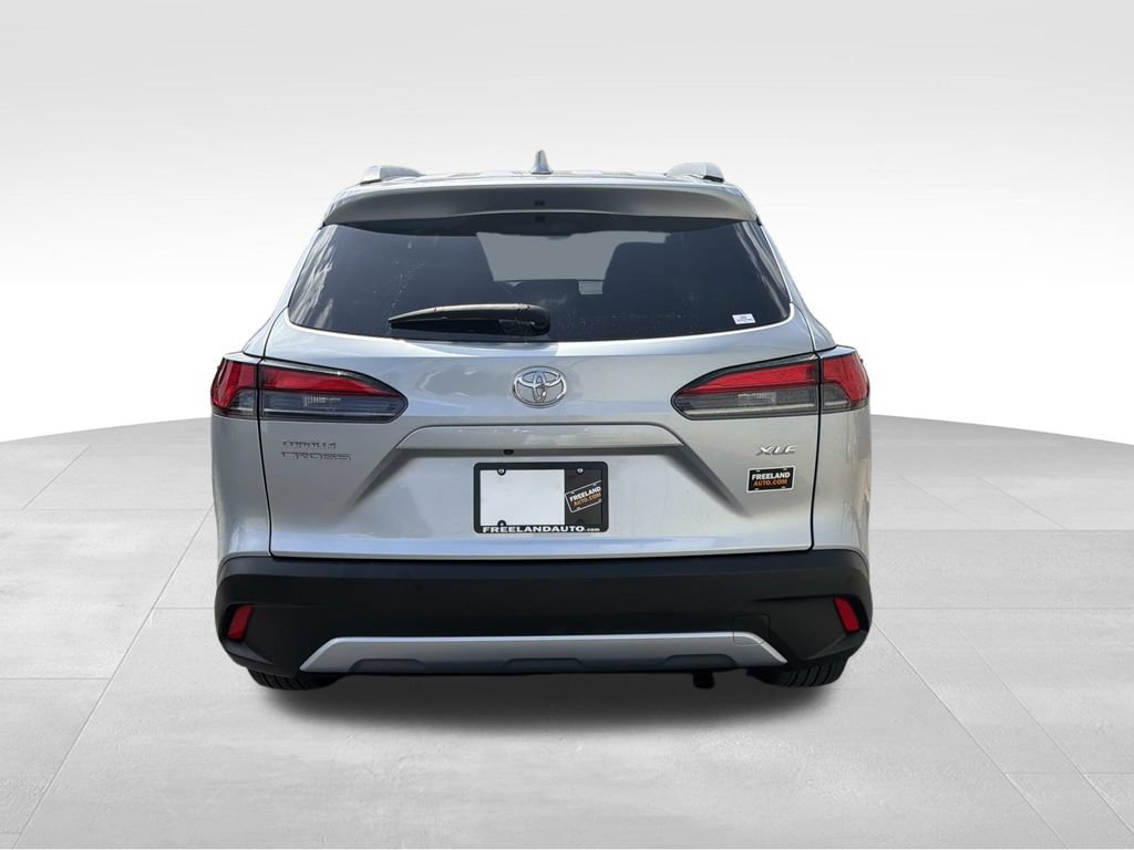 Used 2023 Toyota Corolla Cross XLE w/ Convenience Package FWD image 4