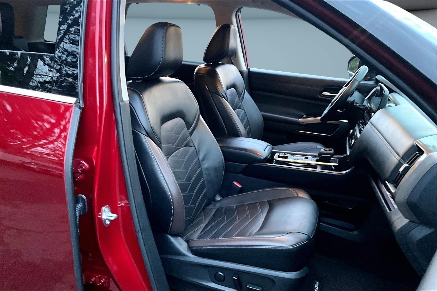 Used 2023 Nissan Pathfinder Platinum image 29