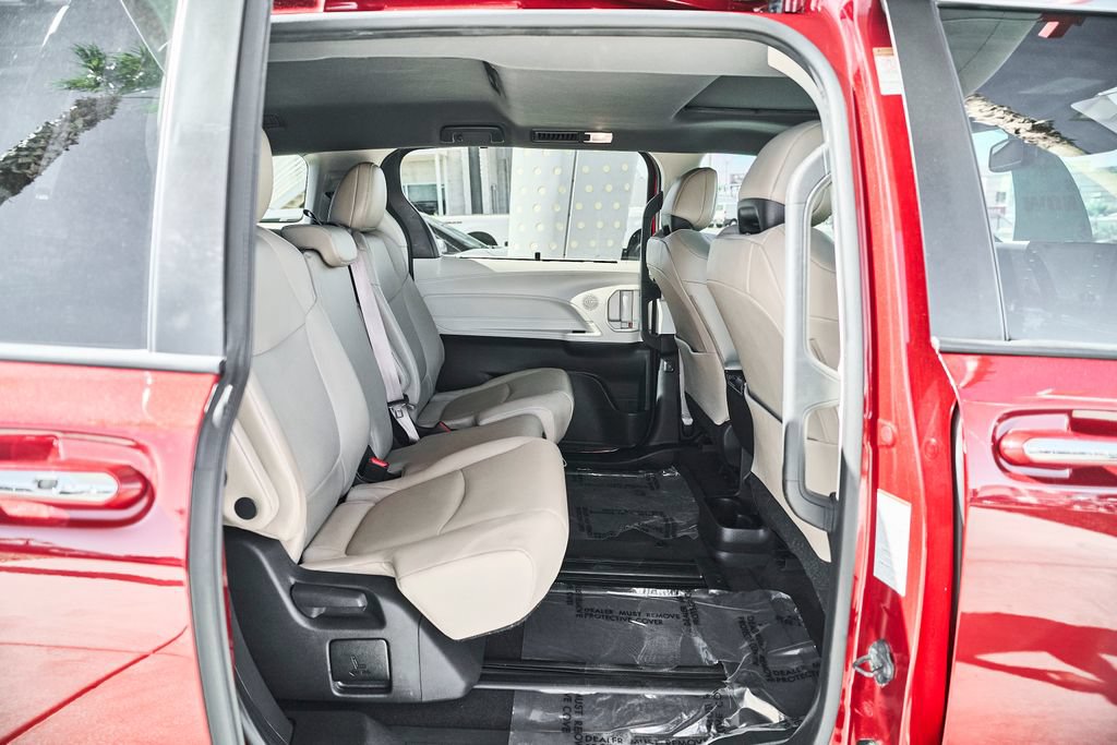 Used 2021 Toyota Sienna XLE w/ XLE Plus Package FWD image 12