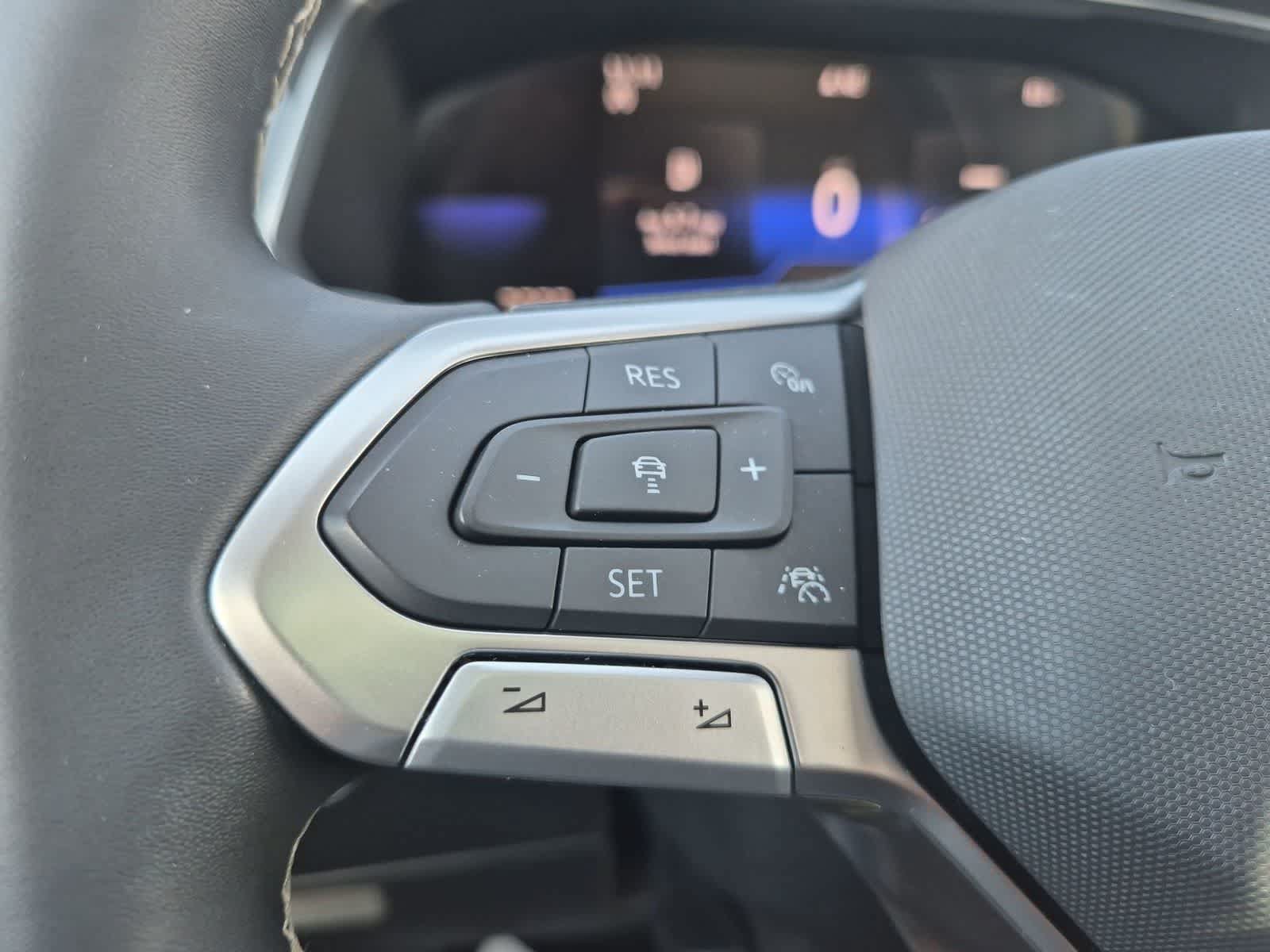Used 2023 Volkswagen Tiguan SE w/ Panoramic Sunroof Package FWD image 24