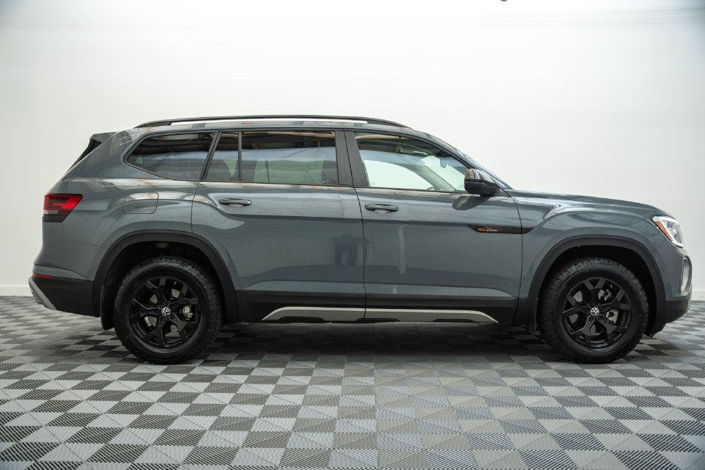 Used 2025 Volkswagen Atlas Peak Edition SE AWD/4WD image 4