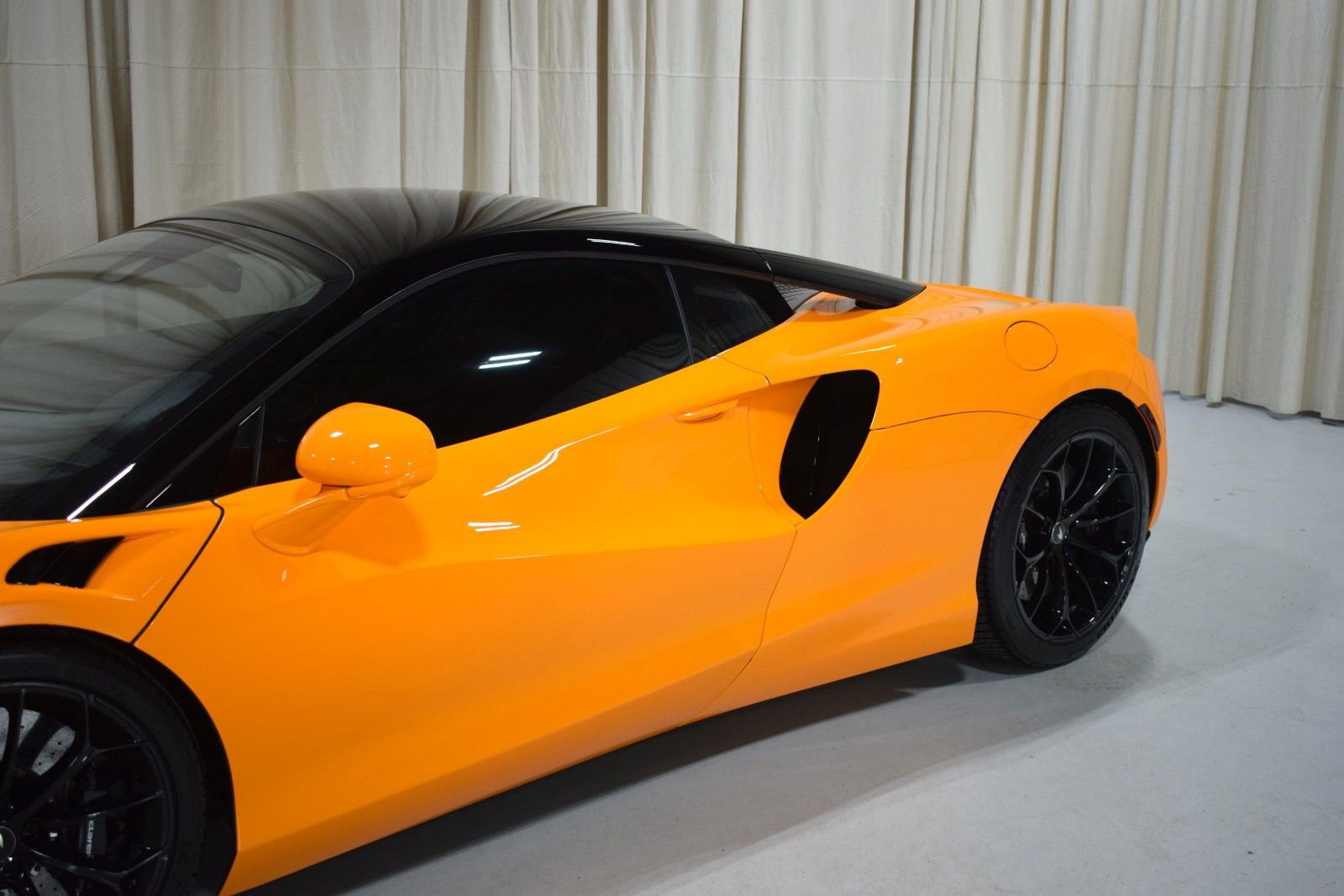 Used 2024 McLaren Artura image 2