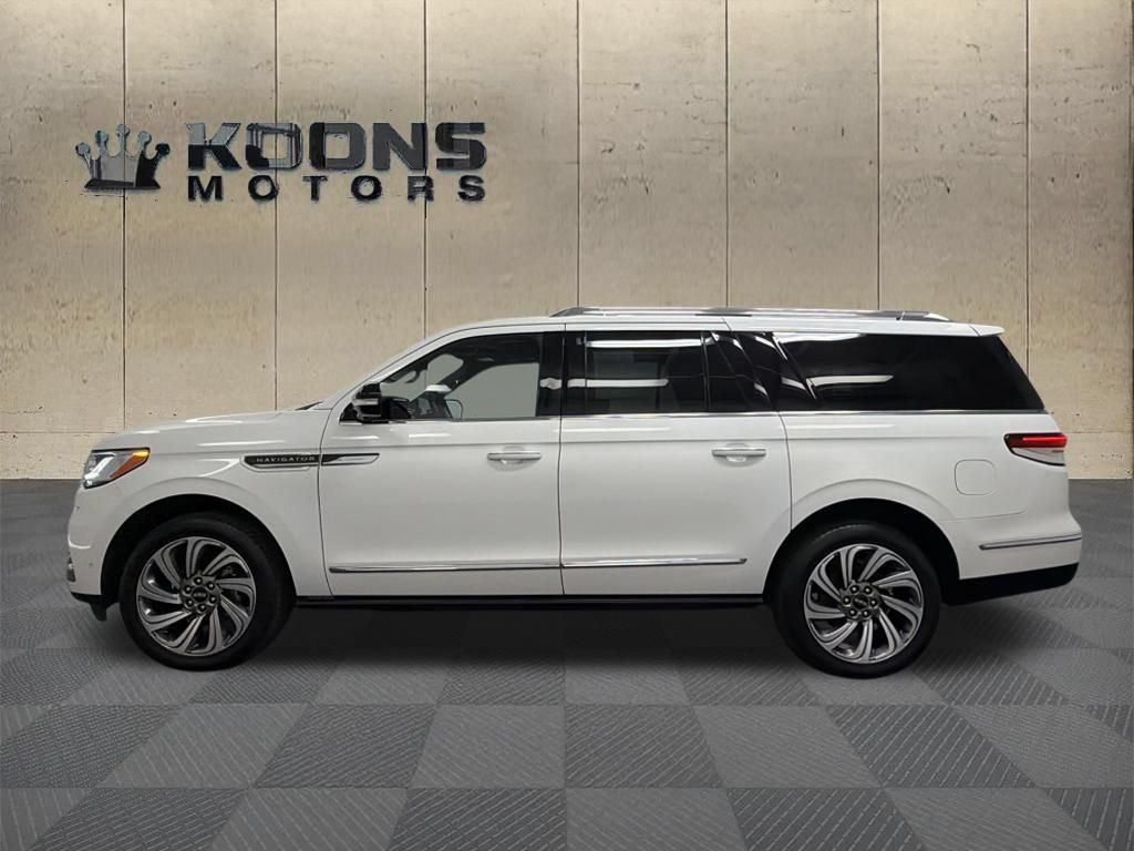 Certified 2023 Lincoln Navigator L Reserve AWD/4WD image 4