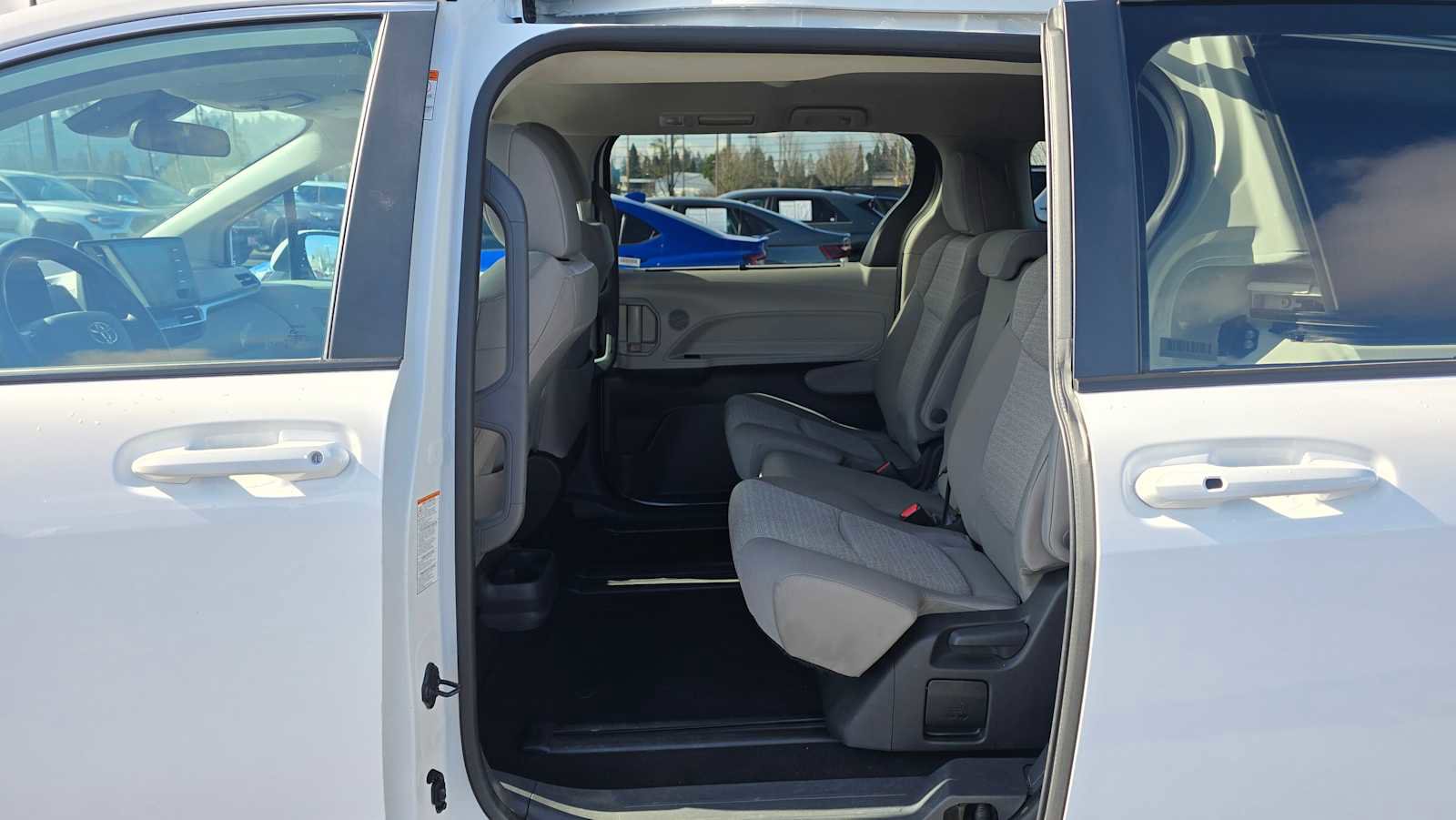 Used 2024 Toyota Sienna LE image 19