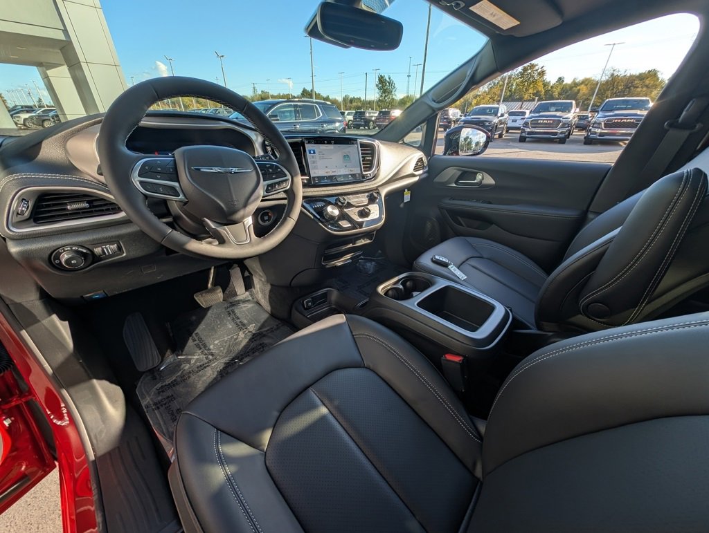 New 2026 Chrysler Pacifica Select image 2