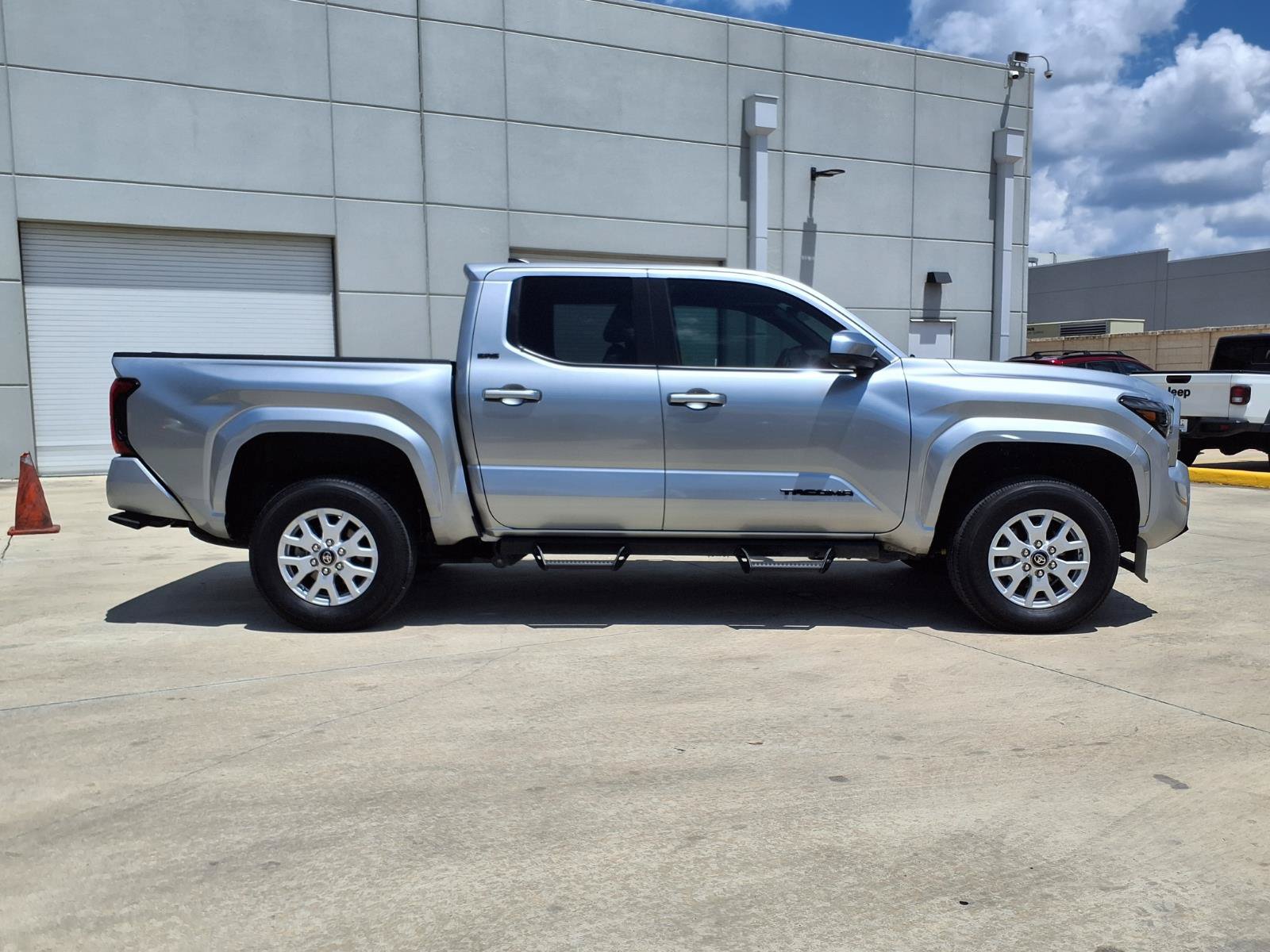 Certified 2025 Toyota Tacoma SR5 AWD/4WD image 4