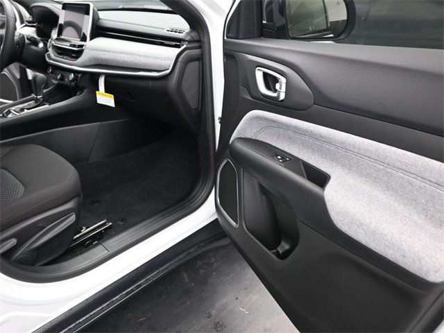 Used 2025 Jeep Compass Sport image 15