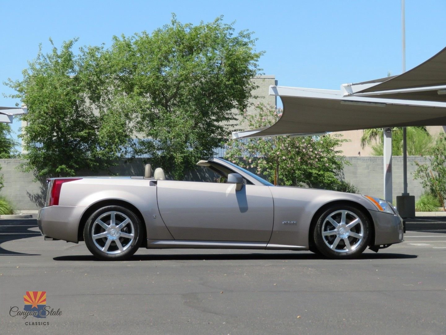 Used 2004 Cadillac XLR RWD image 4