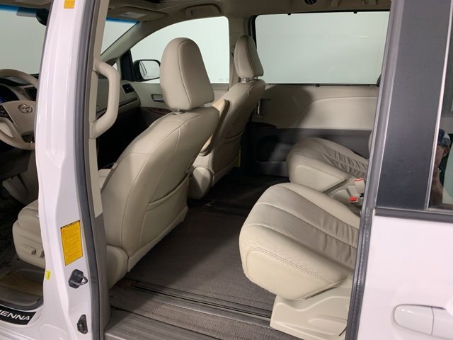 Used 2014 Toyota Sienna XLE image 34