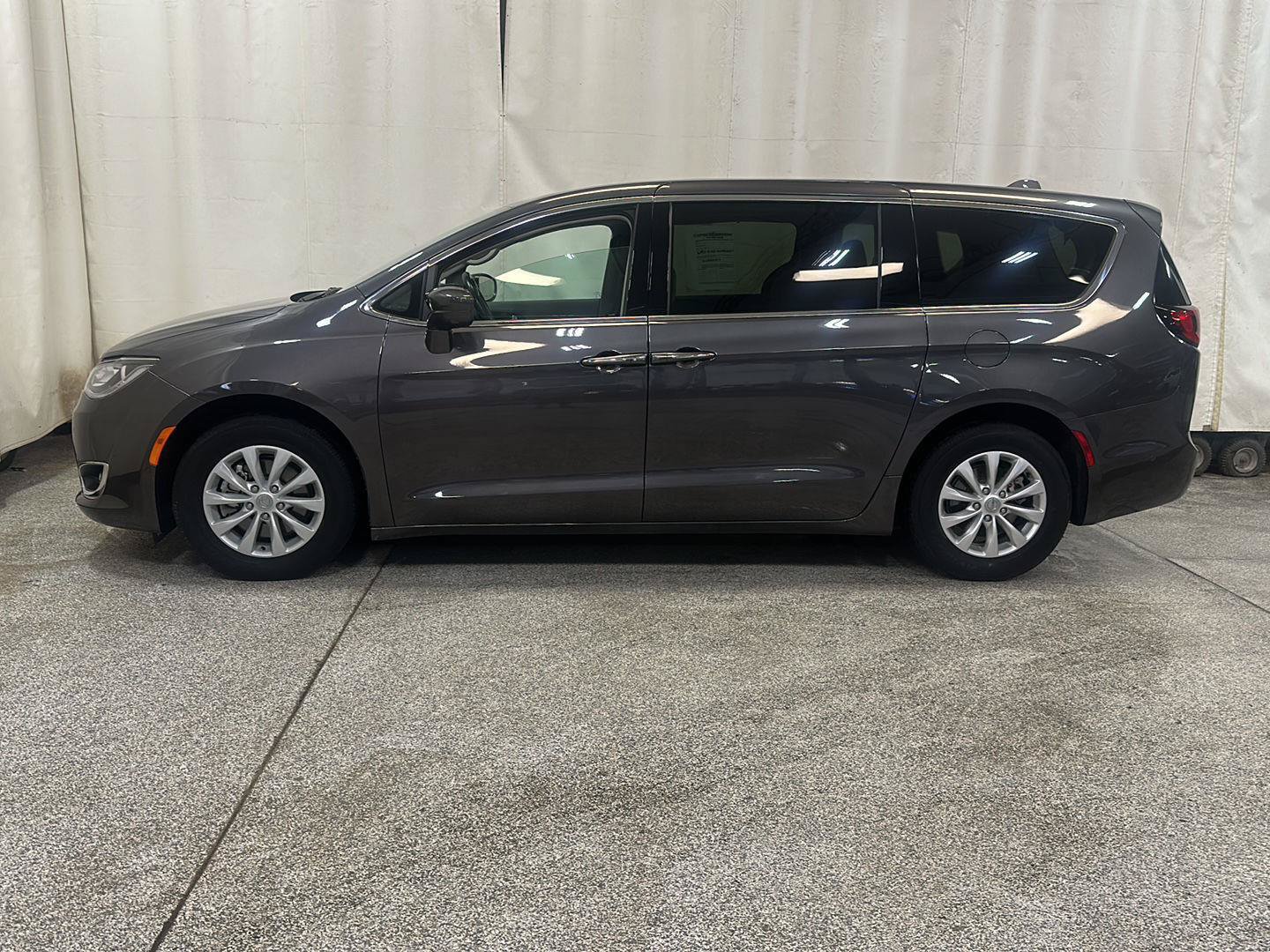 Used 2019 Chrysler Pacifica Touring Plus w/ Advanced Safetytec Group FWD image 2
