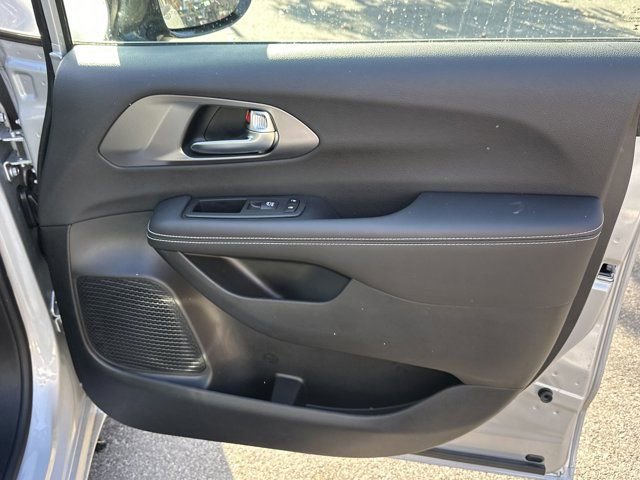 New 2026 Chrysler Pacifica Select image 14