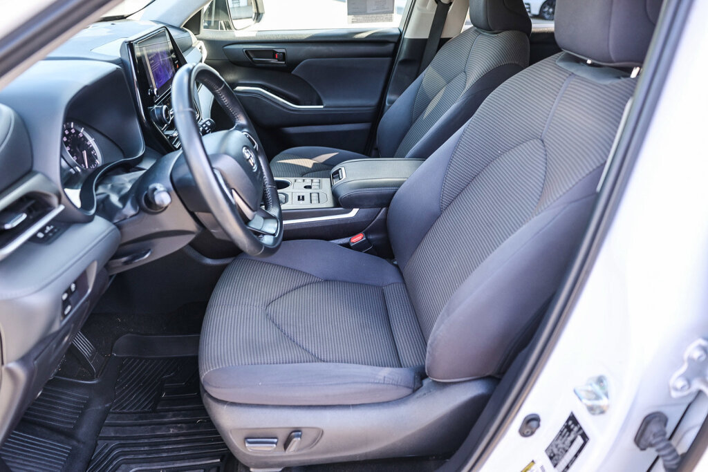 Used 2023 Toyota Highlander LE AWD/4WD image 9