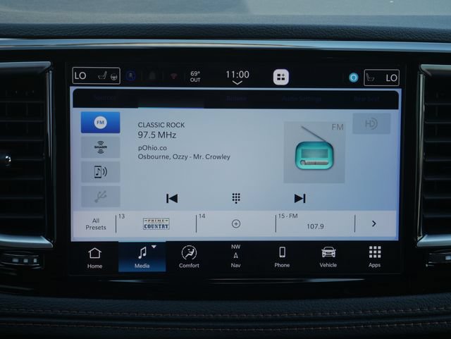 Used 2025 Chrysler Pacifica Pinnacle FWD image 22