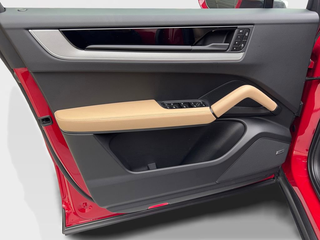 Used 2026 Porsche Cayenne Coupe image 31