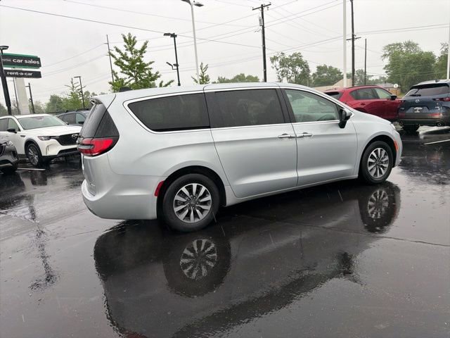 Used 2023 Chrysler Pacifica Touring-L FWD image 7