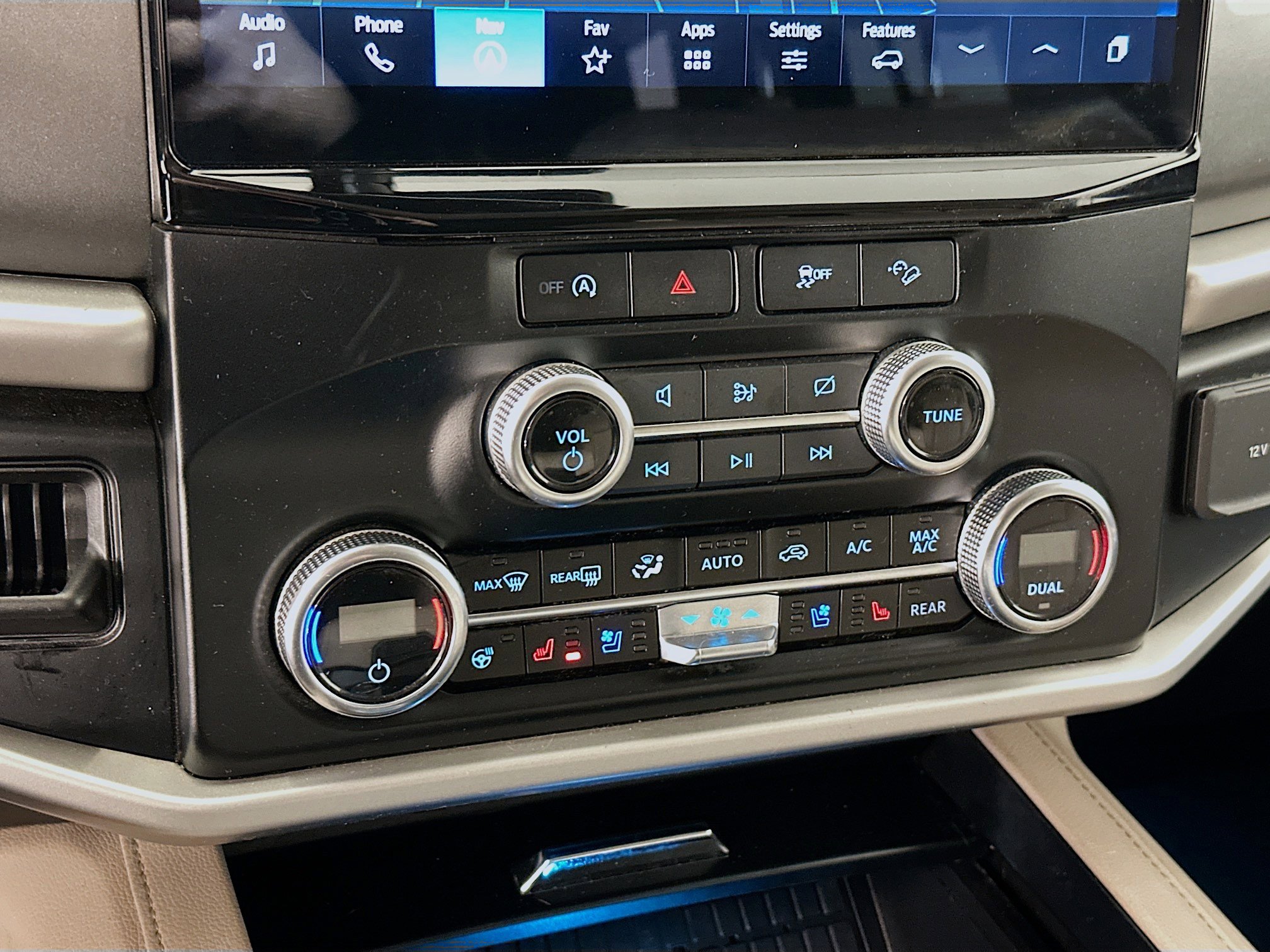 Used 2024 Ford Expedition Max XLT image 24