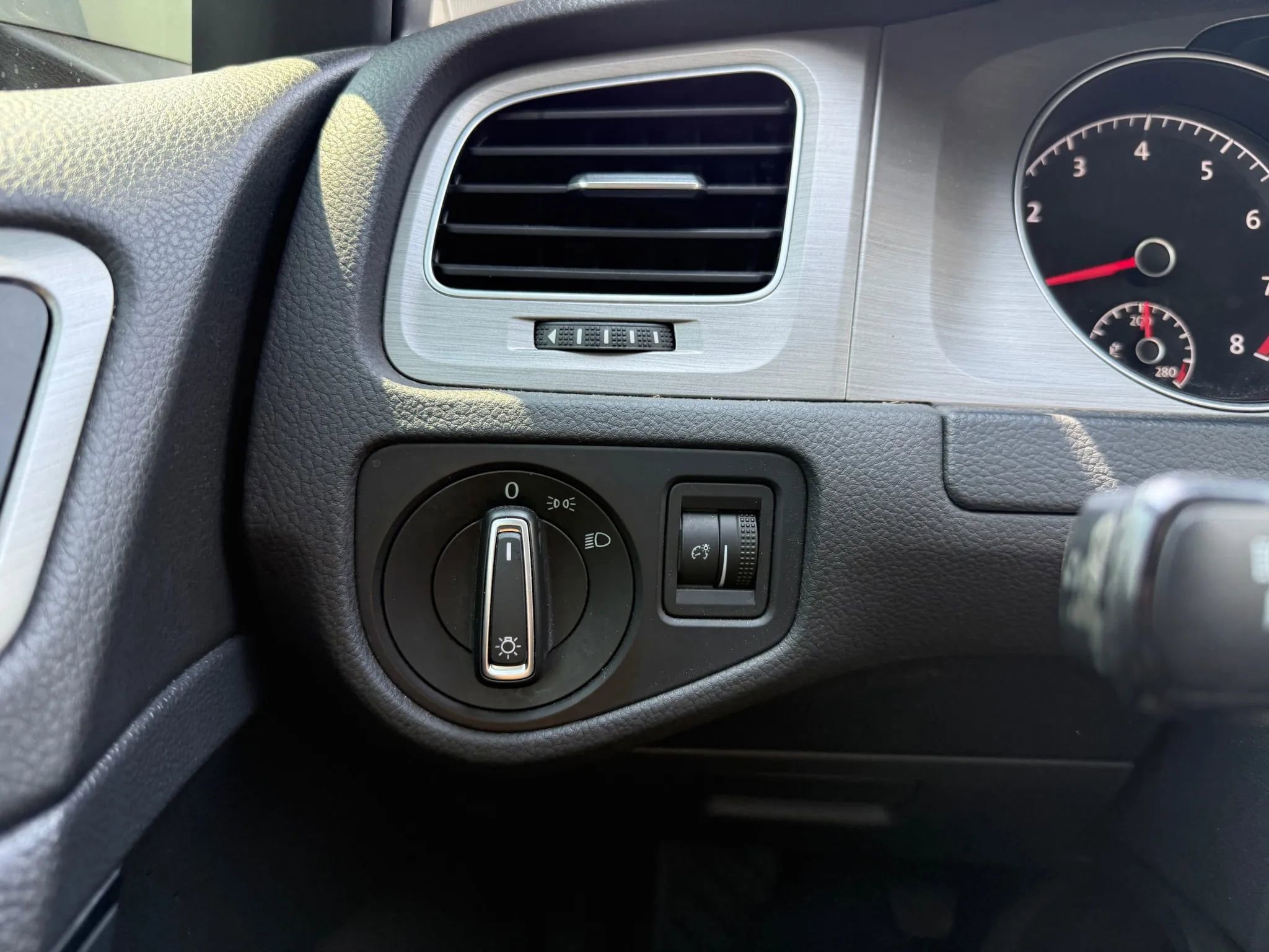 Used 2015 Volkswagen Golf S image 25