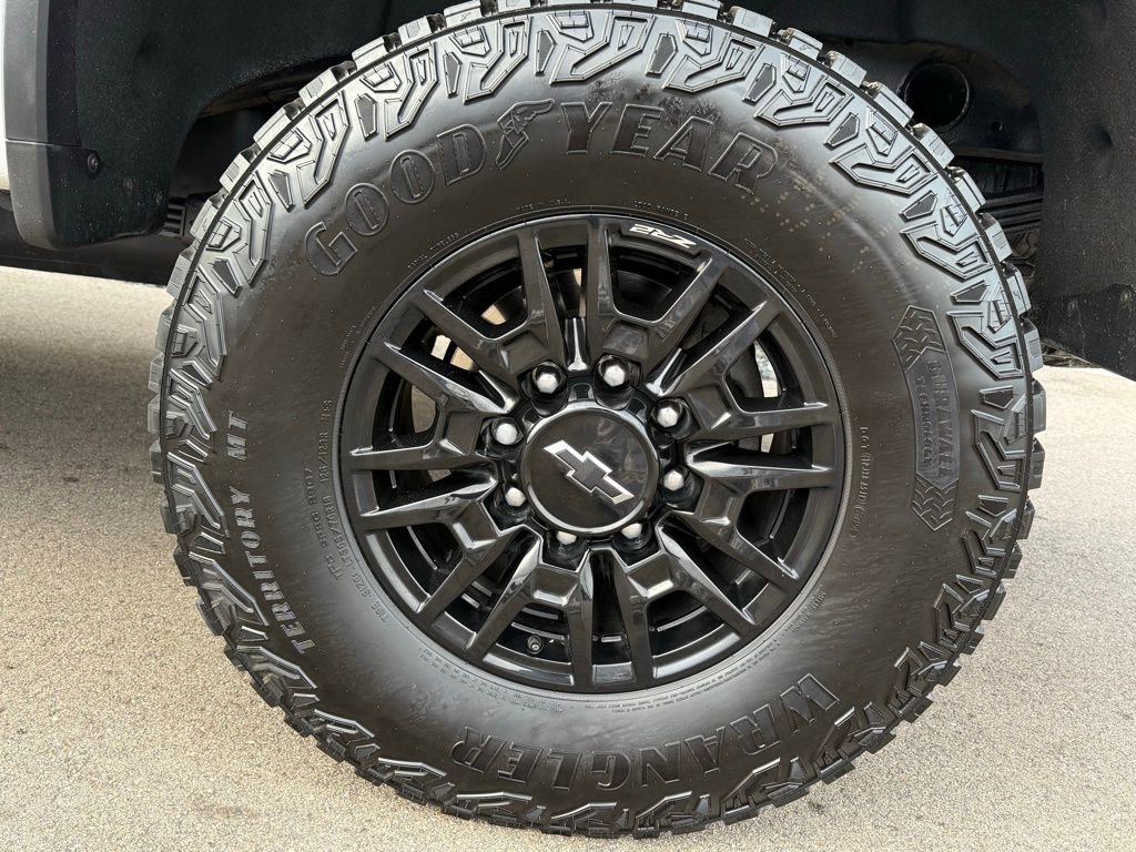 Used 2025 Chevrolet Silverado 2500 ZR2 w/ Technology Package image 15
