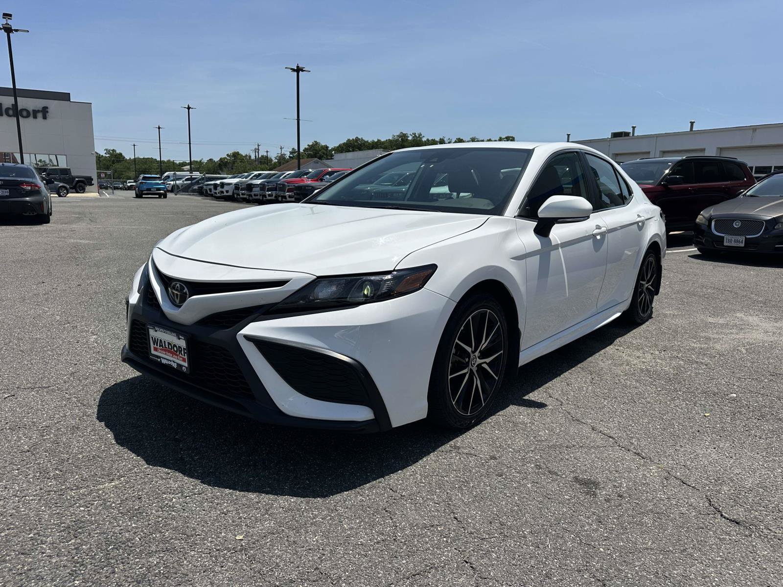 Used 2024 Toyota Camry SE w/ Cold Weather Package FWD image 4
