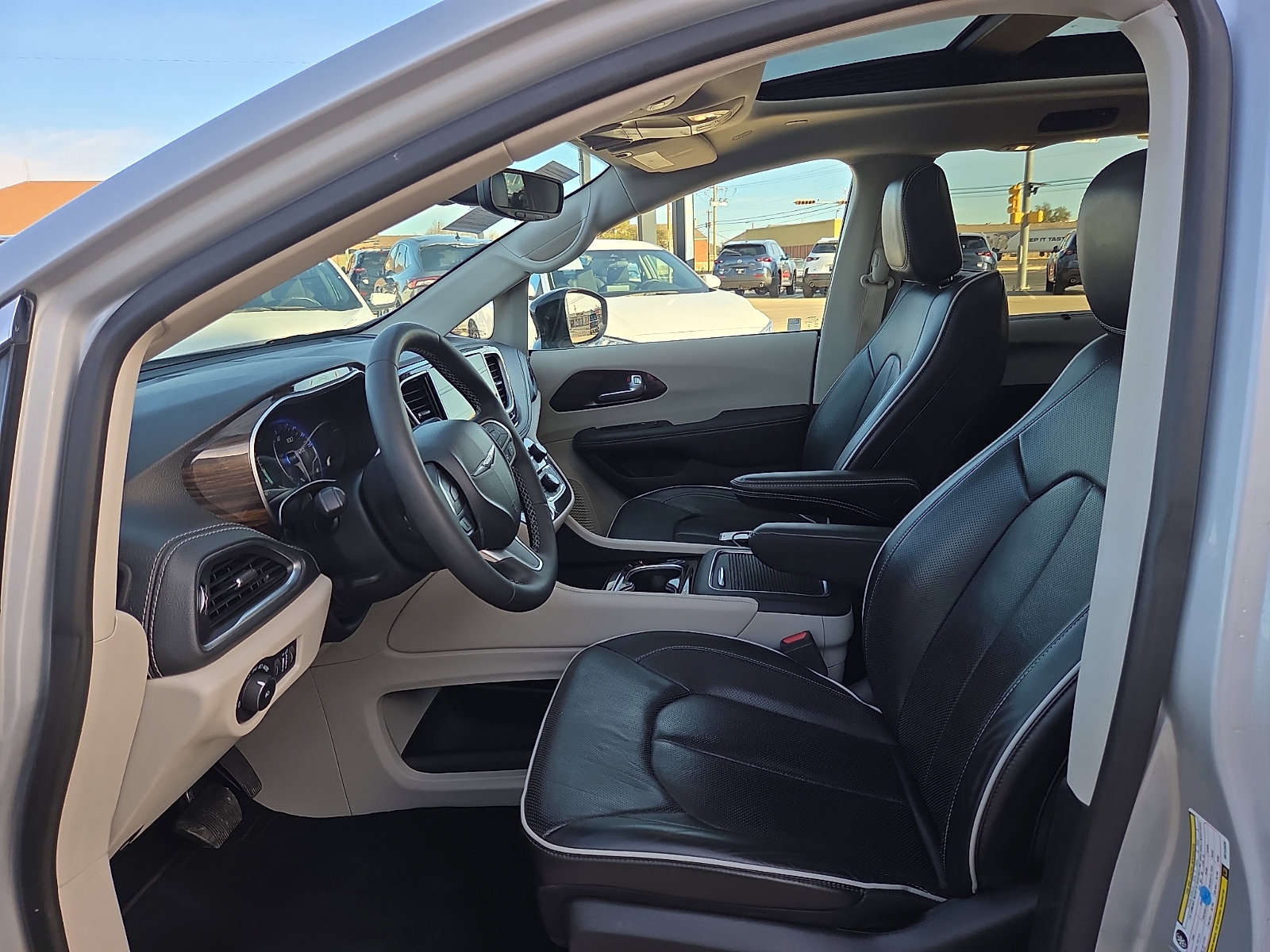 Used 2024 Chrysler Pacifica Limited image 12