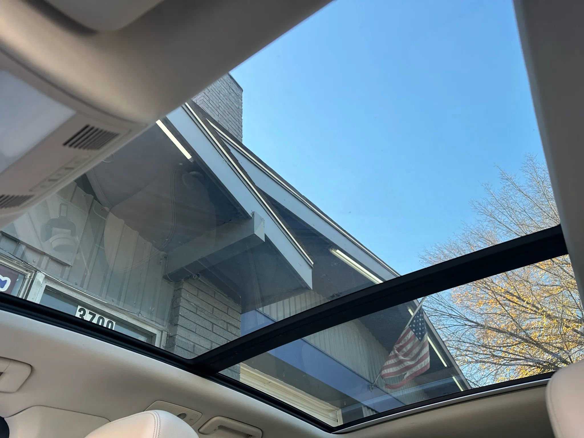 Used 2013 Volkswagen Touareg Sport image 26