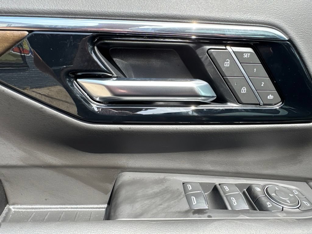 New 2026 Chevrolet Tahoe High Country AWD/4WD image 18