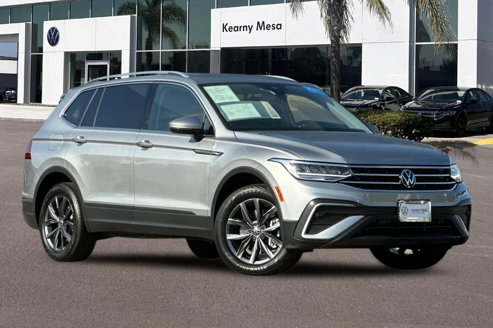 Used 2023 Volkswagen Tiguan SE FWD image 2
