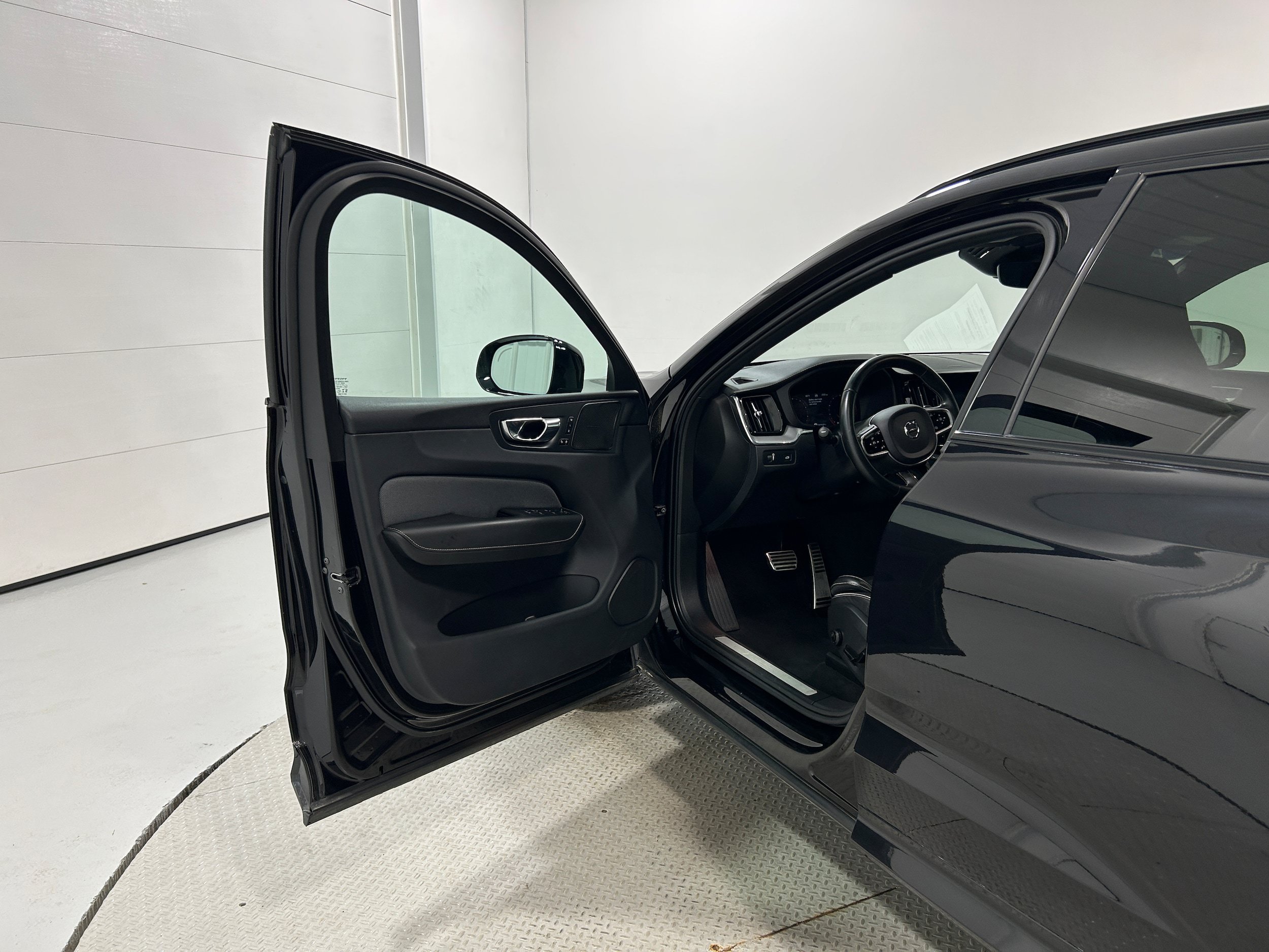 Used 2020 Volvo XC60 T6 R-Design w/ Protection Package Premier AWD/4WD image 23