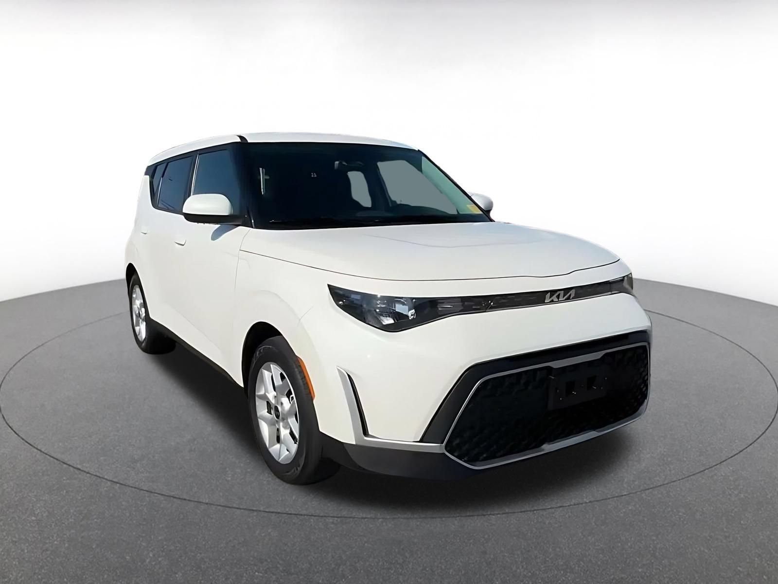Used 2025 Kia Soul LX w/ LX Technology Package FWD image 3