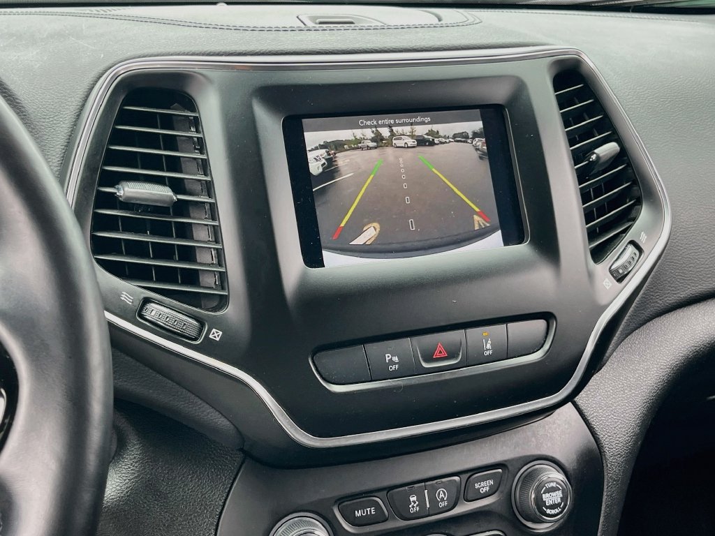 Used 2021 Jeep Cherokee Latitude Plus FWD image 13