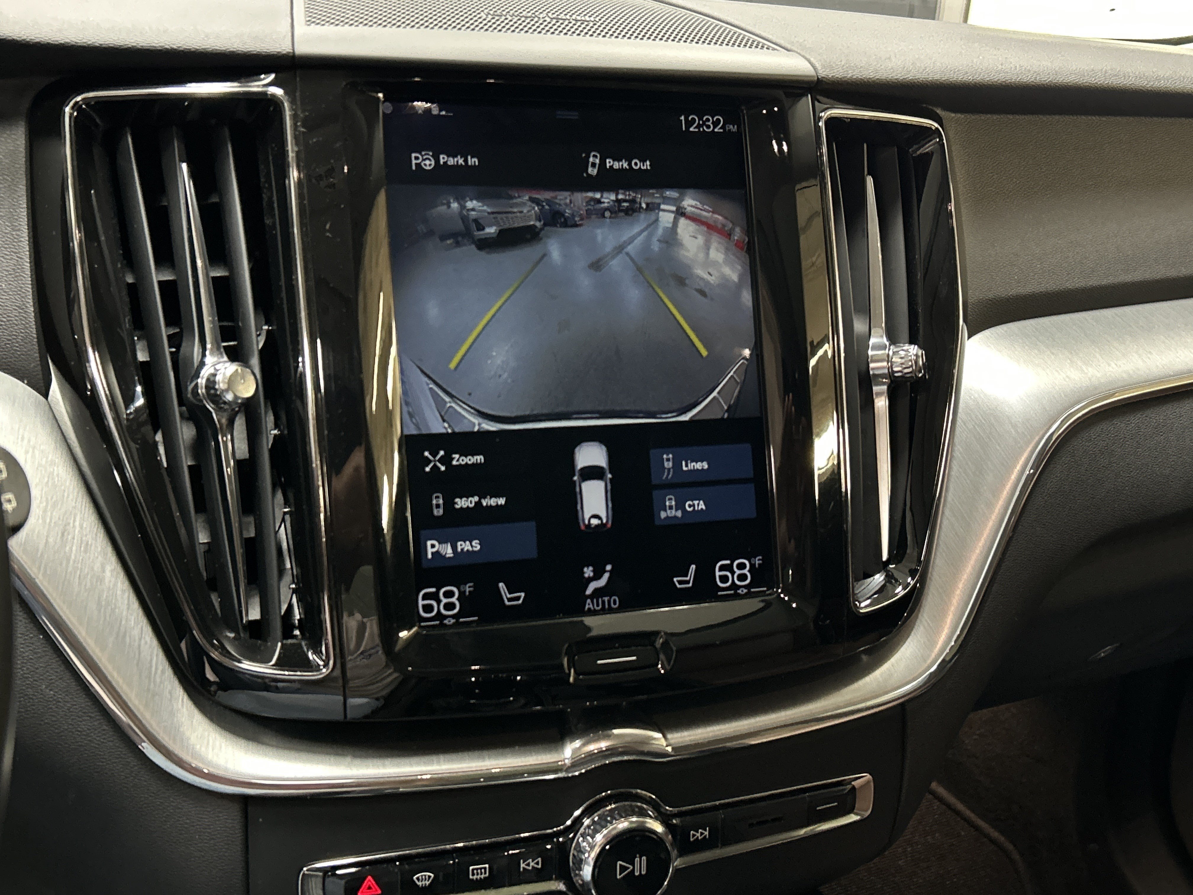 Used 2019 Volvo XC60 T5 Momentum w/ Multimedia Package FWD image 25