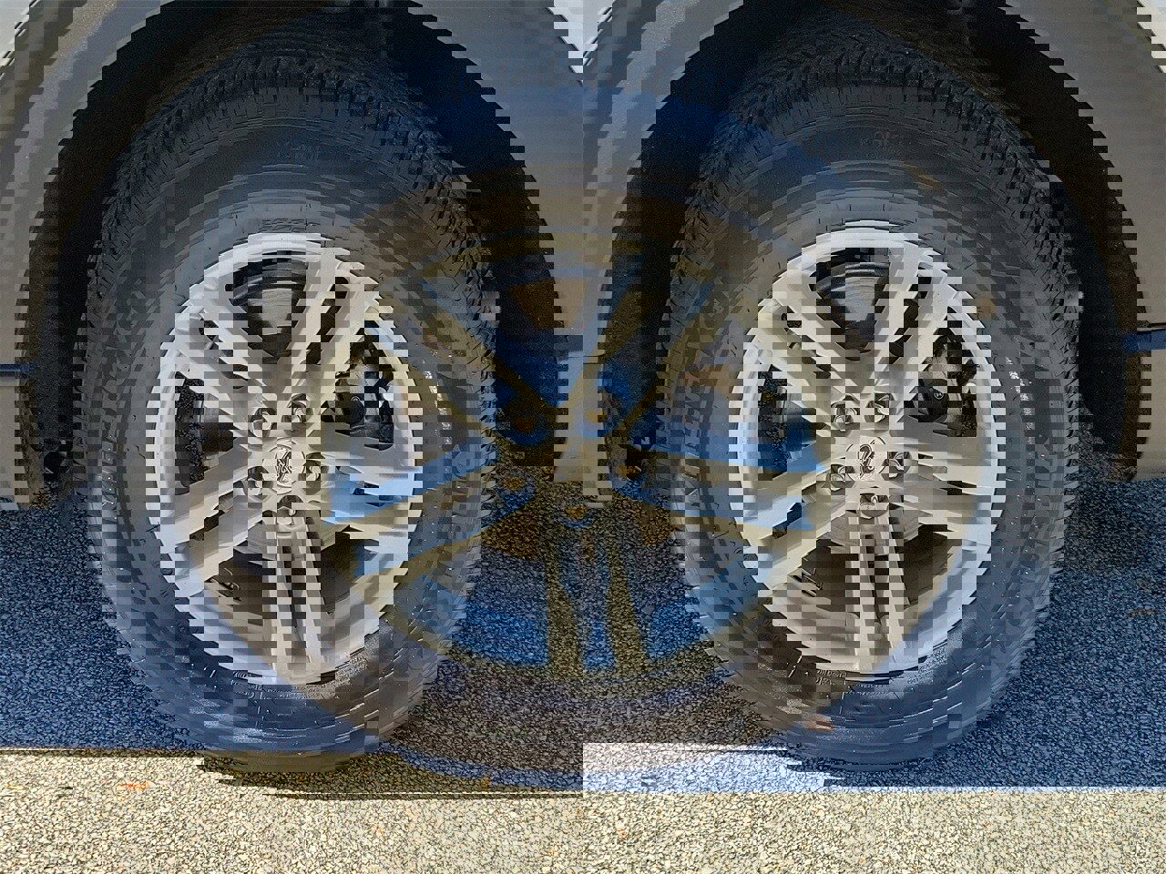 Used 2023 Ford Explorer XLT w/ Equipment Group 202A image 5