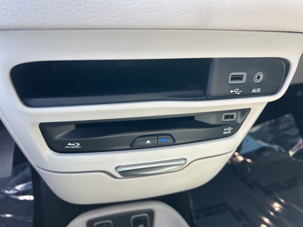 Used 2019 Chrysler Pacifica Limited w/ Tire & Wheel Group image 42