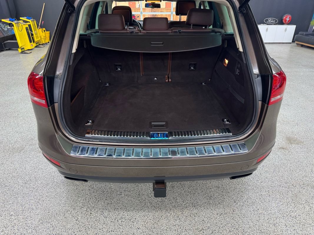 Used 2014 Volkswagen Touareg Sport image 15