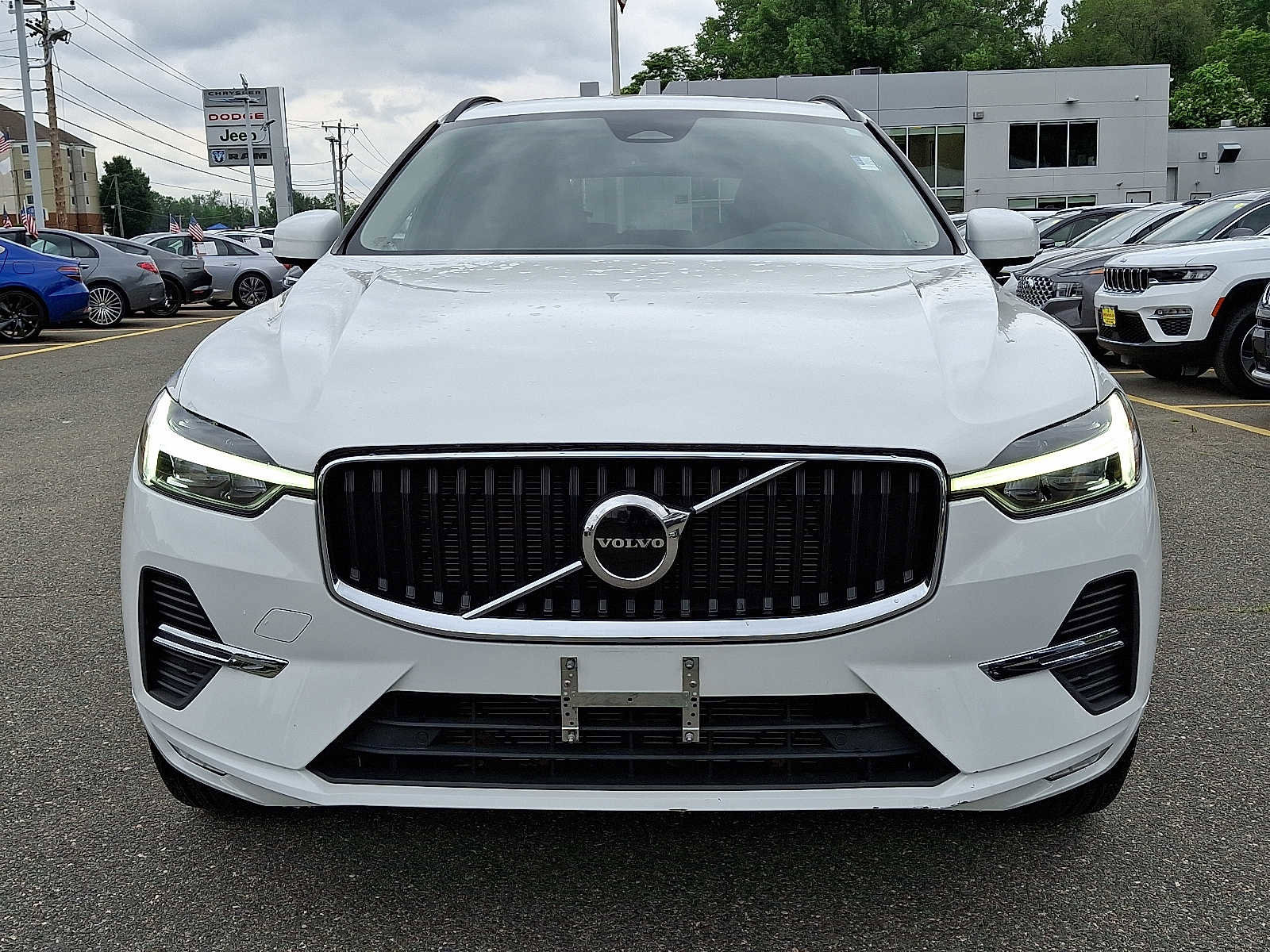 Used 2022 Volvo XC60 B5 Momentum image 2