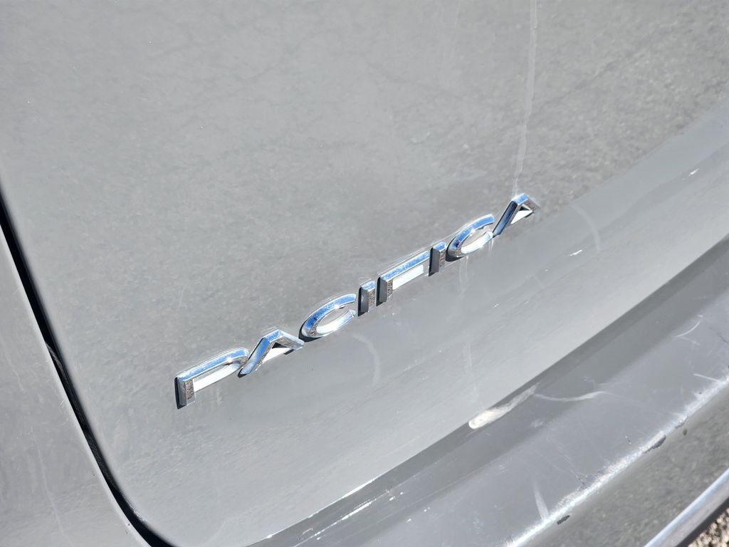 Used 2023 Chrysler Pacifica Touring-L image 12