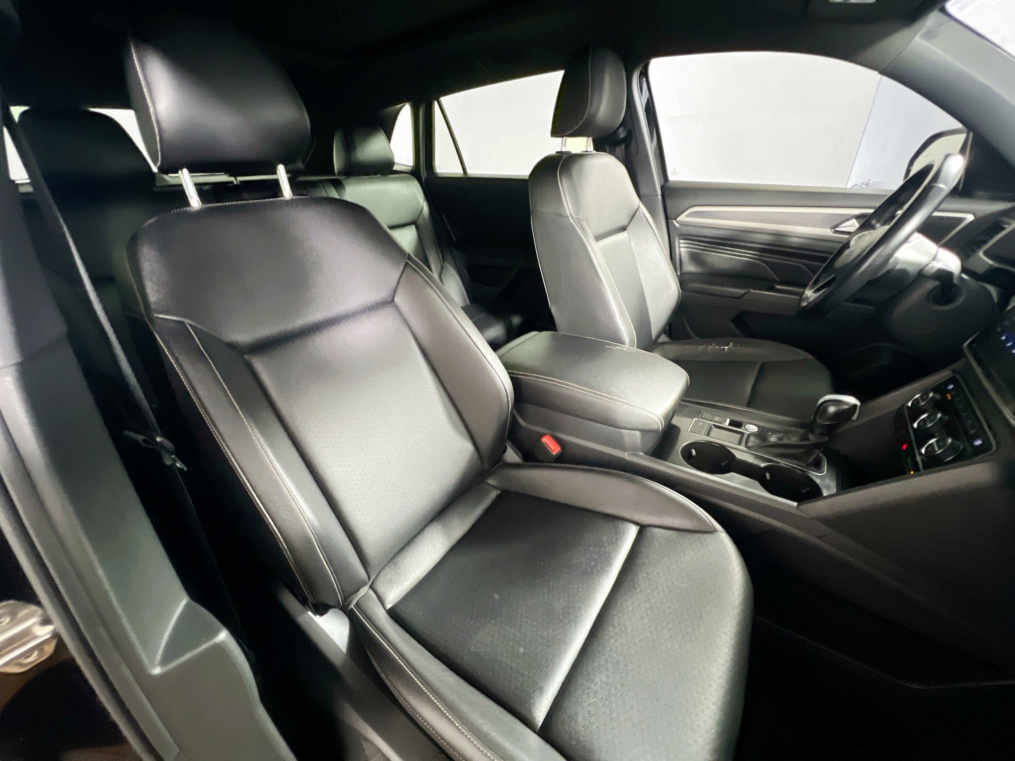 Used 2020 Volkswagen Atlas Cross Sport SEL image 31