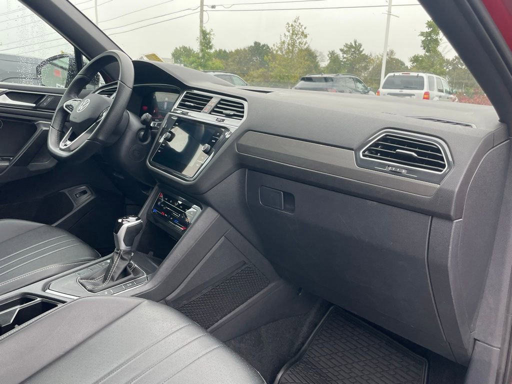 Used 2024 Volkswagen Tiguan SE R-Line image 31