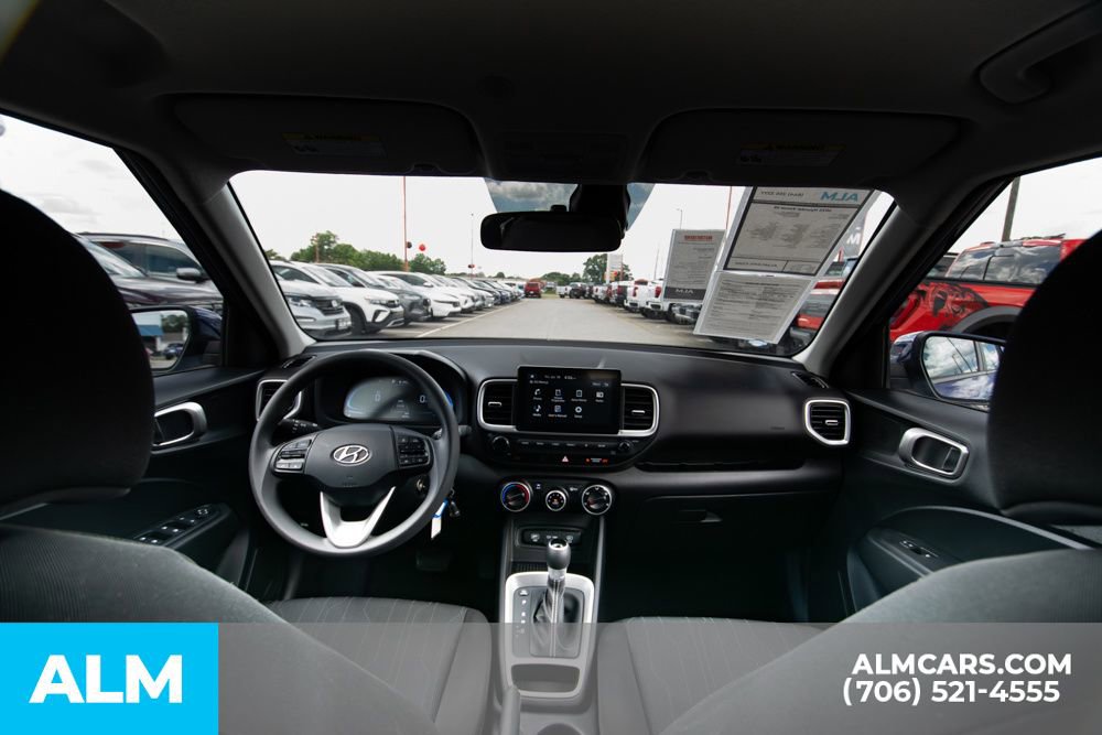 Certified 2025 Hyundai Venue SE image 18